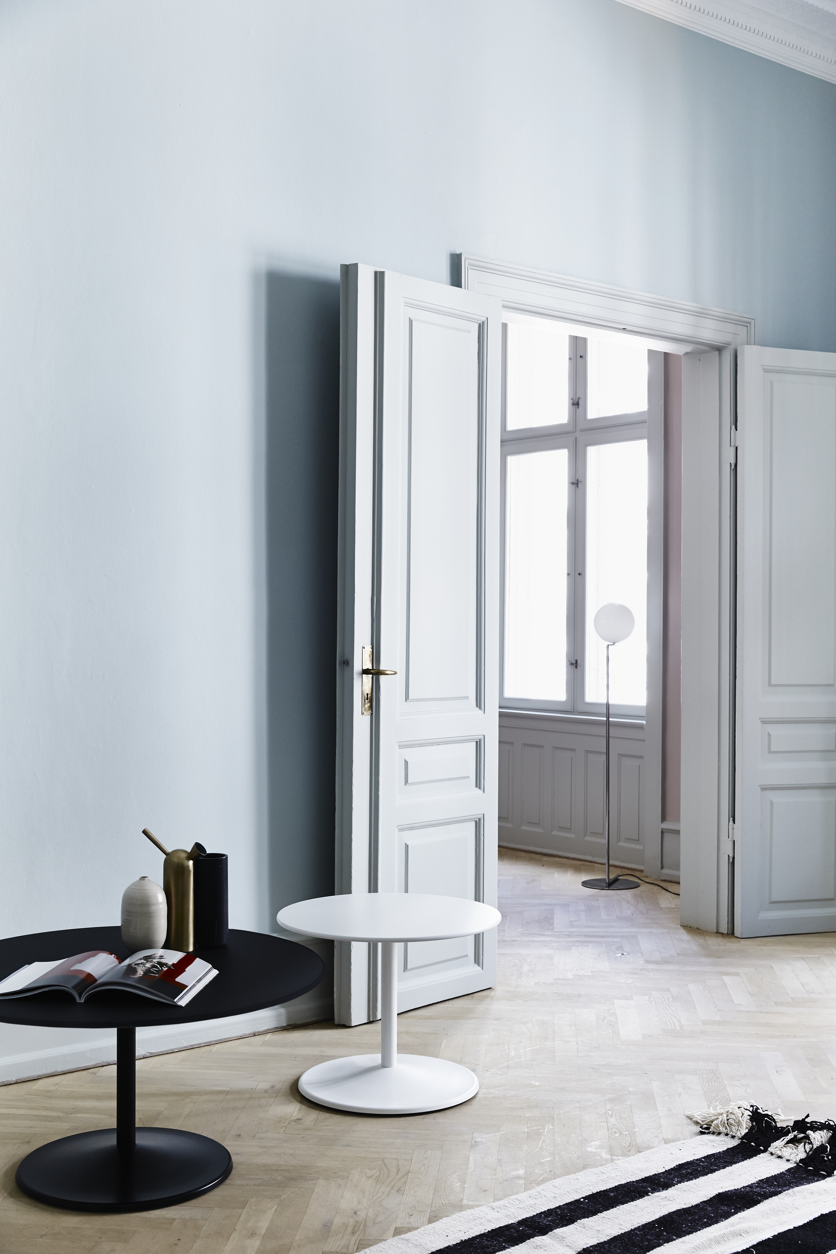 Stue: Panton Table i farverne Snow og Black